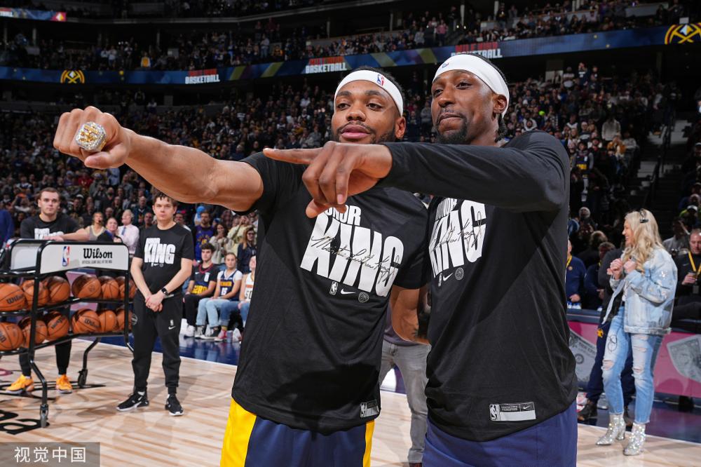 她的表现向 她的表现向